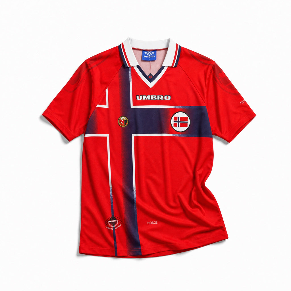 Norvegia Maglia Home 1997/98 World Cup vista frontale con design rosso, dettagli blu e bianchi e colletto classico.