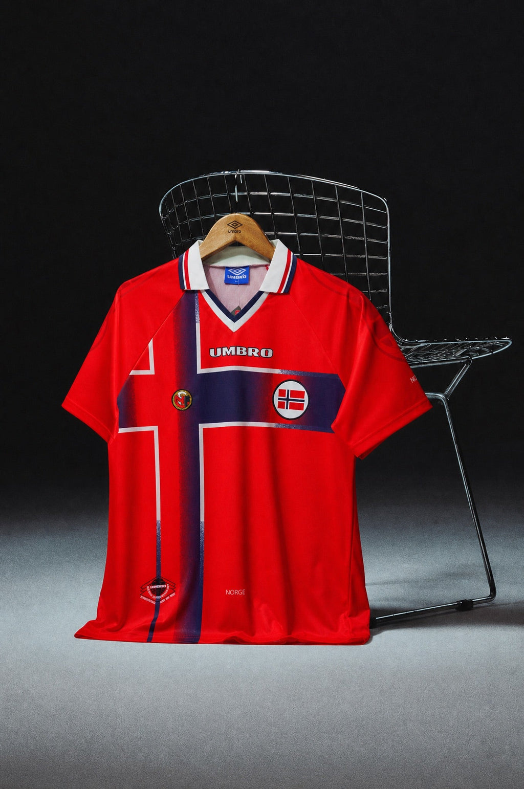 Norvegia Maglia Home 1997/98 World Cup appesa in esposizione con dettagli storici della divisa.