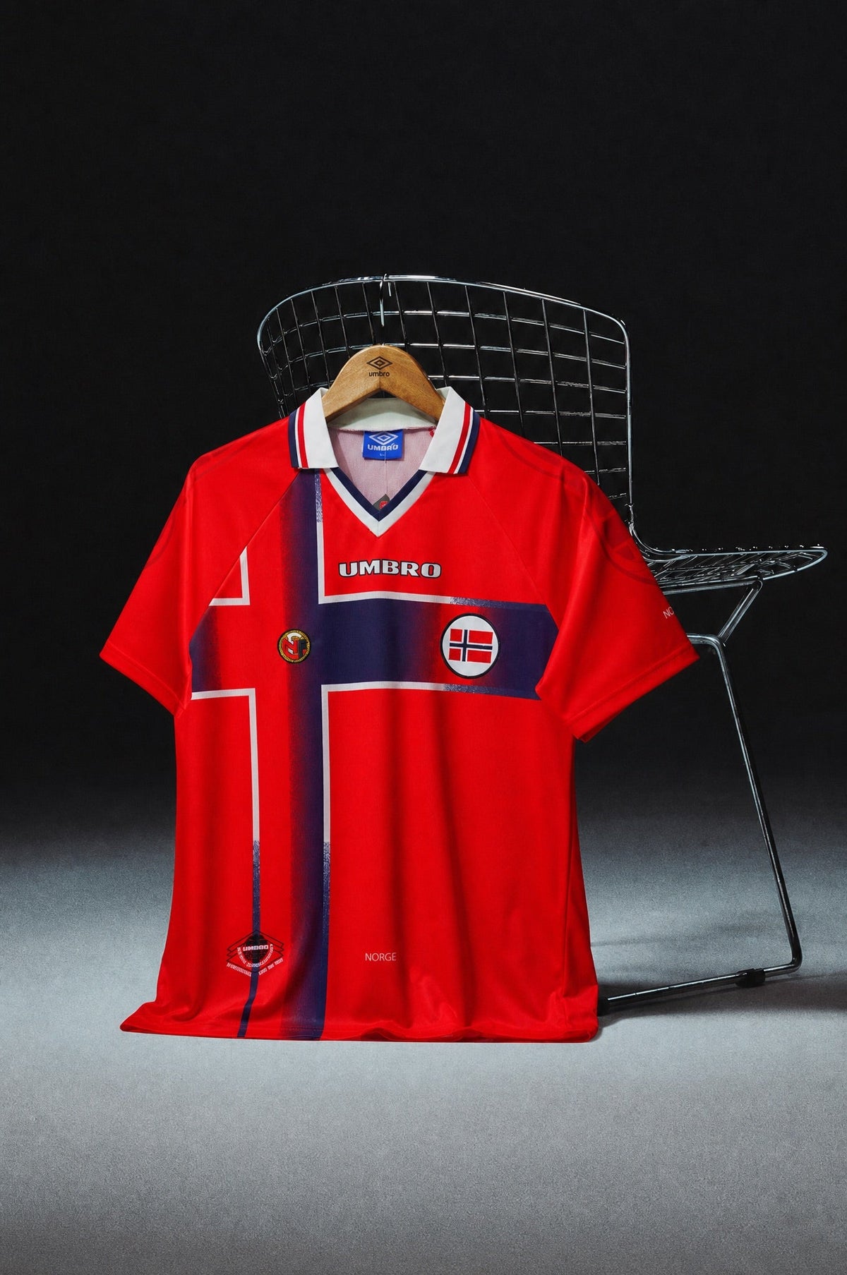 Norvegia Maglia Home 1997/98 World Cup appesa in esposizione con dettagli storici della divisa.