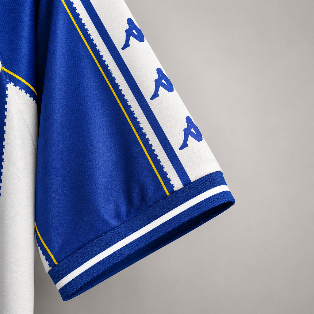 Dettaglio colletto Porto maglia home vintage blu bianca.