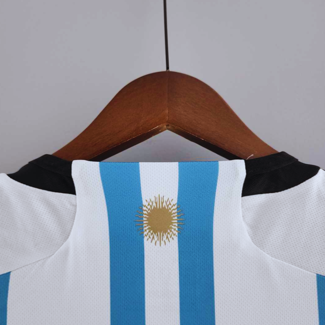 Retro maglia Argentina 2022 con numero 10 Messi e stemma AFA