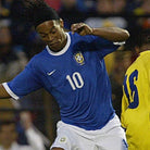 Ronaldinho Brasile 2010 in azione con maglia away blu