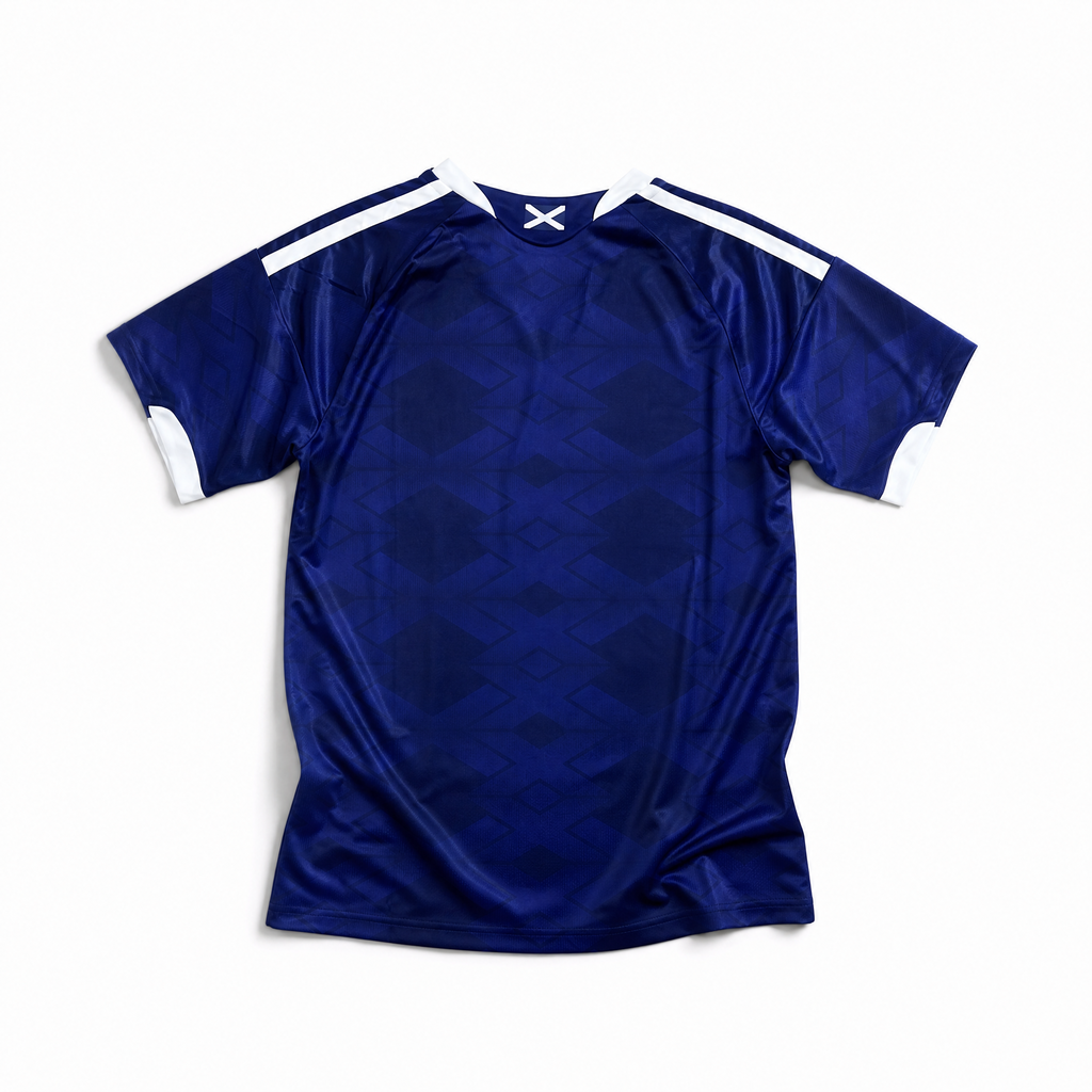 Kit casalingo nazionale Scozia FIFA World Cup 2026 — maglia appesa, colore blu navy profondo, dettagli bianchi sulle spalle e sul collo, divisa da calcio da collezione prima del Mondiale
