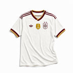 Maglia Away Spagna Campioni del Mondo 2026 vista frontale bianca con dettagli rossi e gialli.