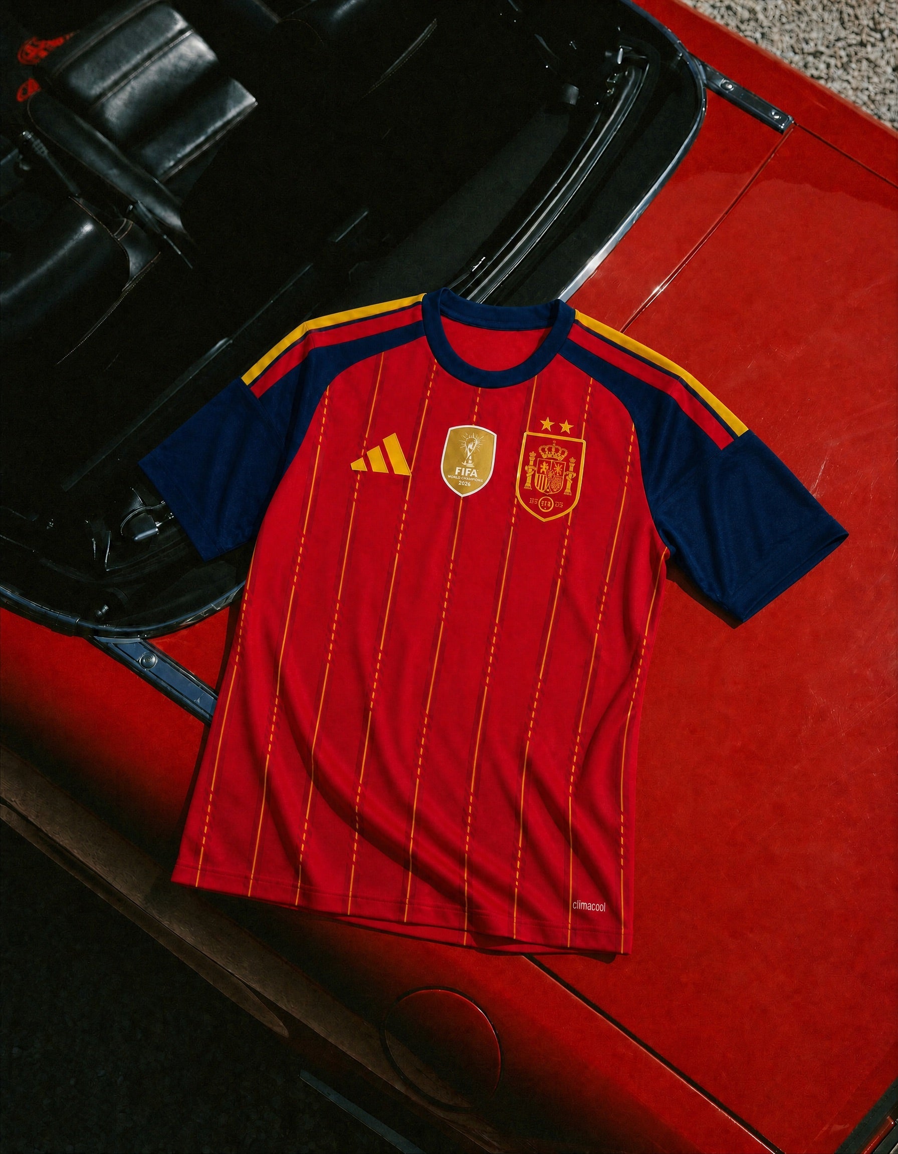 Maglia Home Spagna Vittoria Mondiali 2026 appesa con vista completa del design.