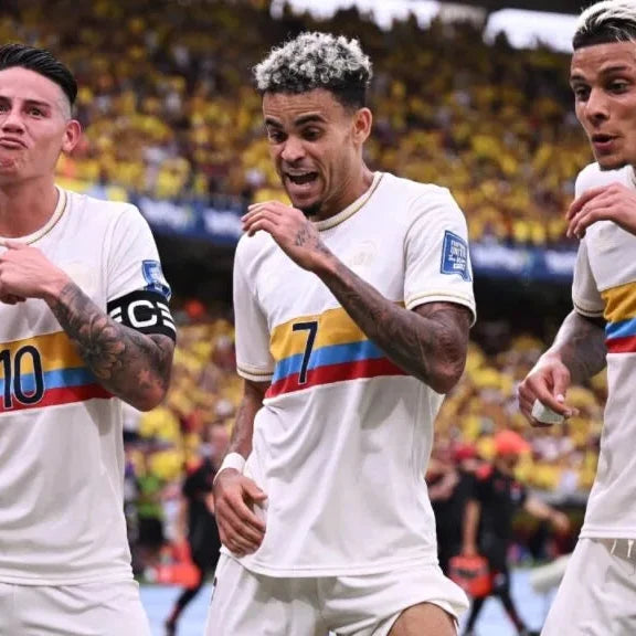 giocatori colombia con maglia 100th anniversario