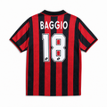 Retro della maglia home del Milan 1995/96 con nome Baggio e numero 18 bianco.