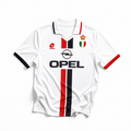 Fronte maglia away Milan 1996/97 bianca con banda centrale rossonera e patch Scudetto.