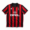 Fronte maglia rossonera Milan 1995/96 con strisce verticali e colletto a polo scuro.