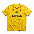 Fronte maglia gialla Milan 1995/96 con colletto a polo e dettagli rossi e neri.